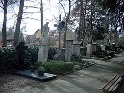 Priester-Gräberreihe; v. l. n. r. Göbel, Wüst, Gassner, Münch, Kuhn und Schanzenbach