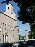 Stifterfiguren und Turm