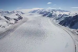 Priestley-Gletscher (Mitte) und Deep Freeze Range (rechts)