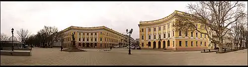 Bauensemble mit den beiden Gebäuden auf dem Platz mit dem Richelieu-Denkmal (I. P. Martos, 1828) am oberen Ende der Potemkinschen Treppe, Odessa