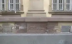 Pilastersockel mit den Initialen HB, dem Baumeisterzeichen und der Jahreszahl&nbsp;1607.