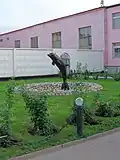 Skulptur Schwarzer Delphin am Vorplatz der Haftanstalt