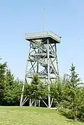Der Aussichtsturm auf dem Prochenberg von der Hütte aus gesehen