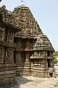 Tempelturm (vimana) und seitlicher Schrein
