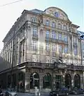 Ehemaliges Ballin-Haus[2], Ecke Hartmannstraße/Promenadeplatz; jetzt Bankhaus Delbrück, Bethmann, Maffei, 1909–10 von Gustav von Cube und Karl Stöhr; Portalplastik von Heinrich Düll und Georg Pezold