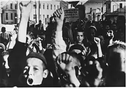 Bosnische Kinder in Tuzla feiern den Jahrestag der Gründung der 16. Muslimische Brigade im Jahr 1944.