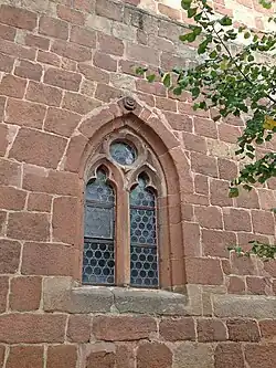 Die Rose im Scheitel des Fensters