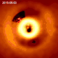 Sequenz dreier zeitlich aus­einander­liegende Aufnahmen zeigt die Bewegung eines Protoplaneten in der Protoplanetaren Scheibe des Sterns HD&nbsp;169142.