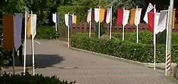 Prozessionsfähnchen am Straßenrand