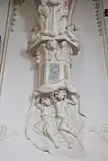 Konsole mit Engelsfiguren