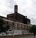 Die Tannin-Fabrik von Puerto Tirol mit der einzigen asphaltierten Straße.