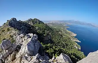 Puig del Romani (links) vom Penya des Migdia aus gesehen, im Hintergrund Talaia d’Alcúdia
