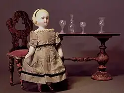 Biedermeiermöbel mit Porzellanpuppe.