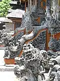 Klassische Steinmetzarbeit im Pura Ulun Danu Batur