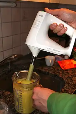 Elektrisches Handrührgerät mit Stabmixer-Aufsatz