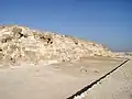 Ostseite der Pyramide mit einigen Überresten des Totentempels