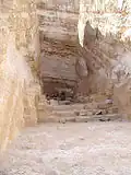 Blick durch den Zugangsgraben zur Grabkammergrube