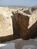 Blick von oben auf die Grube und den Zugang