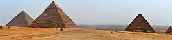 Westansicht der Pyramiden, im Hintergrund im Dunst das Niltal