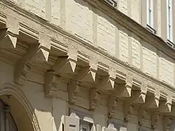 Pyramidenbalkenköpfe mit ebenfalls profilierten Konsolen und Stockwerkschwelle (Quedlinburg, 17. Jahrhundert)