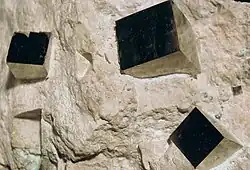 Pyritwürfel (idiomorph) im Muttergestein