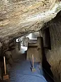 Nischen und ein Steinblock, der rein optisch einem Altar ähnelt