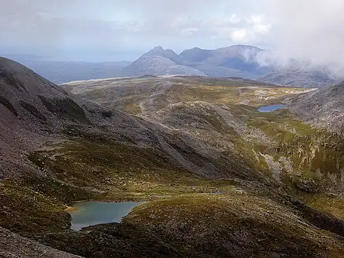 Der Bergstock des Quinags gesehen aus südöstlicher Richtung vom Conival