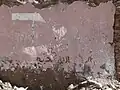 Im Innenraum eines zerstörten Hauses mit der Aufschrift: „Gott (Allah) ist Liebe“.