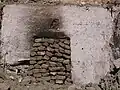 Reste eines „Backofens“ in einem zerstörten Haus. Der Ofen führte ursprünglich zu einer alt-ägyptischen Grabanlage.