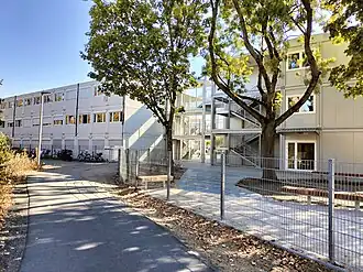 Eingang Gymnasium Römerhof (2022)
