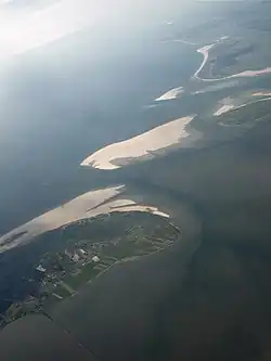Koresand etwas oberhalb der Bildmitte, rechts dahinter Mandø, im Vordergrund Rømø, im Hintergrund Fanø