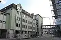 Rückseite des RWZ mit Verbindungsbrücke zum IZW (rechts)