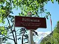 Schild «Rütliwiese» in den vier Landessprachen und Englisch