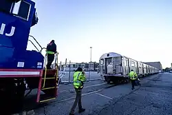 Ausgemusterte Wagen der Baureihe R32 der New York City Subway werden über ein Anschlussgleis zum Eisenbahnnetz zur Verschrottung abgefahren