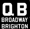 Schwarze Fläche mit weißen Großbuchstaben QB, darunter je einzeilig die Wörter Broadway Brighton