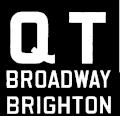 Schwarze Fläche mit weißen Großbuchstaben QT, darunter je einzeilig die Wörter Broadway Brighton