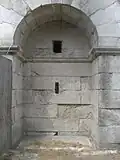 Ansicht der äußeren Bogennische, in der die beiden Lichtschächte der zentralen Gruftnische münden. An der Außenwand wohl der wahrscheinlichste Ort, der als Standplatz für eine Theoderich-Statue in Frage käme.
