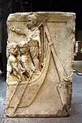 Am Kölner Rheinufer geborgenes Steinrelief, Schiffsheck mit Steuermann und Ruderknechten