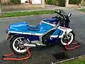 RG 500 Gamma blau-weiß auf Schnellständern