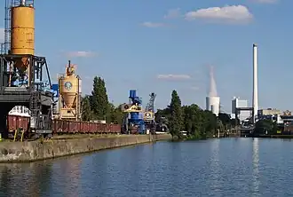 Links Kaimauer und Verladeanlagen der Wanne-Herner Eisenbahn und Hafen, dahinter die nördliche Schleuse.