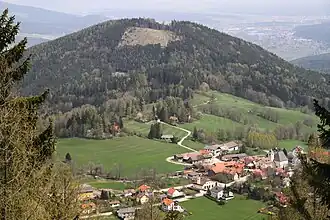 Raach und Raachberg von Südwesten, im Hintergrund das Wiener Becken