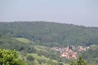 Der Rabengrundkopf und unterhalb die Häuser des Dorfes Hohl