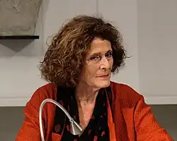 "Rachel Salamander im Halbprofil während einer Lesung"