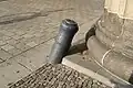 Beutekanone als Radabweiser am Brandenburger Tor