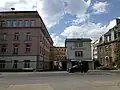 Zur Nr.&nbsp;35 (links) gehörendes Eingangsgebäude
