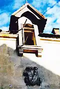 Gotisches Haus, Foto 1999. Gaupe und Wappen auf der Südseite
