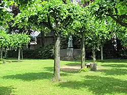 Kriegerdenkmal inmitten des Baumrasters