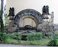 Der Brunnen links des Haupteingangs ist heute wieder in Betrieb