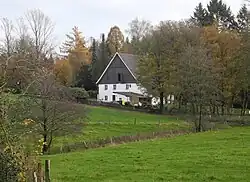 Vor der Mark 5 - Nord-Giebel des Baudenkmals mit dem Bach Lambecke