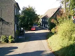 Ein einzelnes Gehöft in der Ortschaft Heide